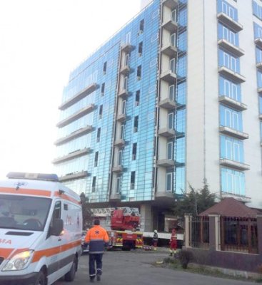 Intervenţie dificilă, pentru scoaterea unui muncitor căzut între etajele unui bloc în construcţie